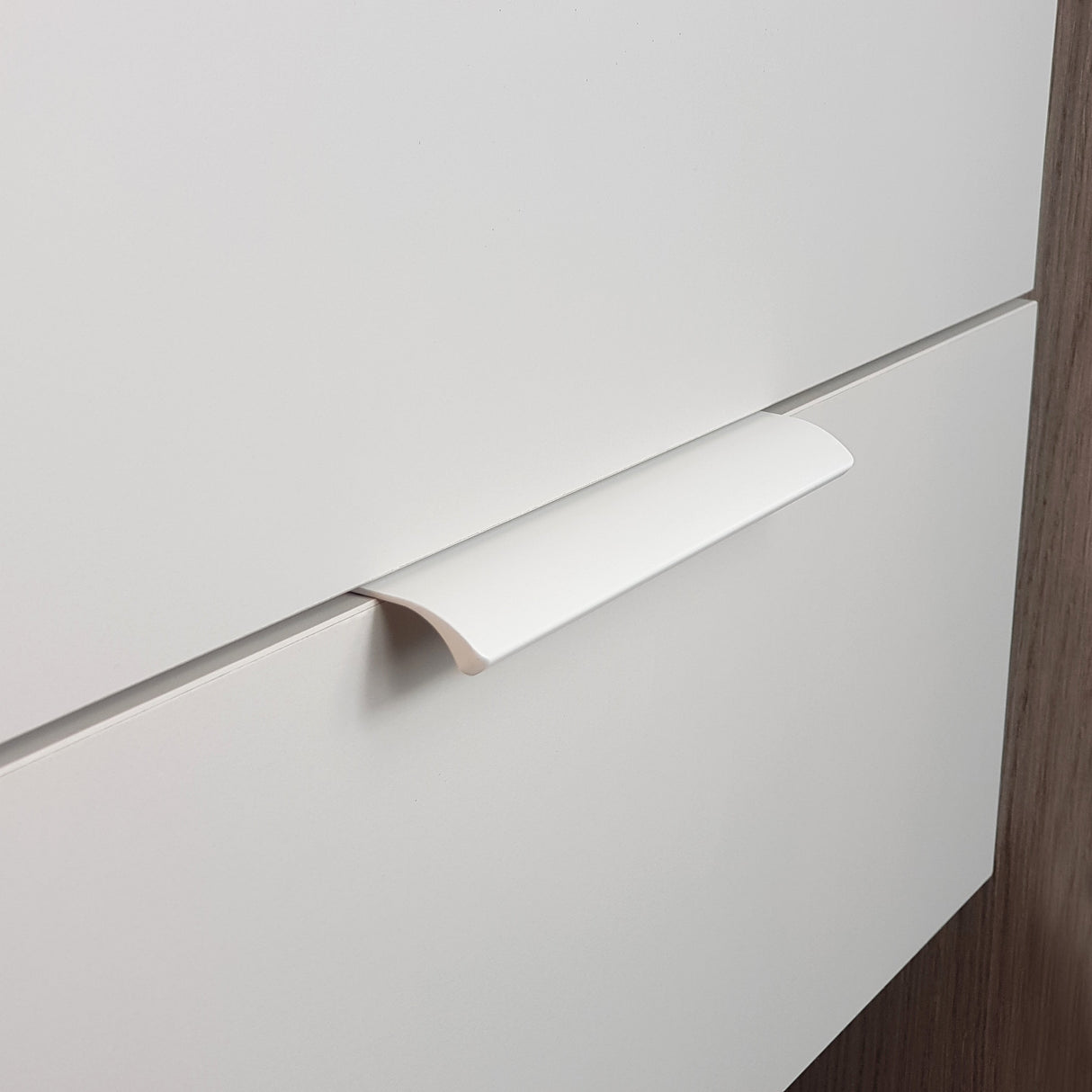 M4TEC Alva White Bar Pull Handle – Modern Aluminium Cabinet, Drawer & Cupboard Door Pull (VD3)